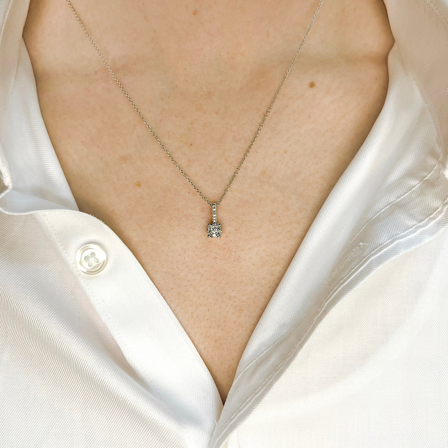 Anhänger aus Weißgold mit Diamanten Iced Out an Halskette getragen