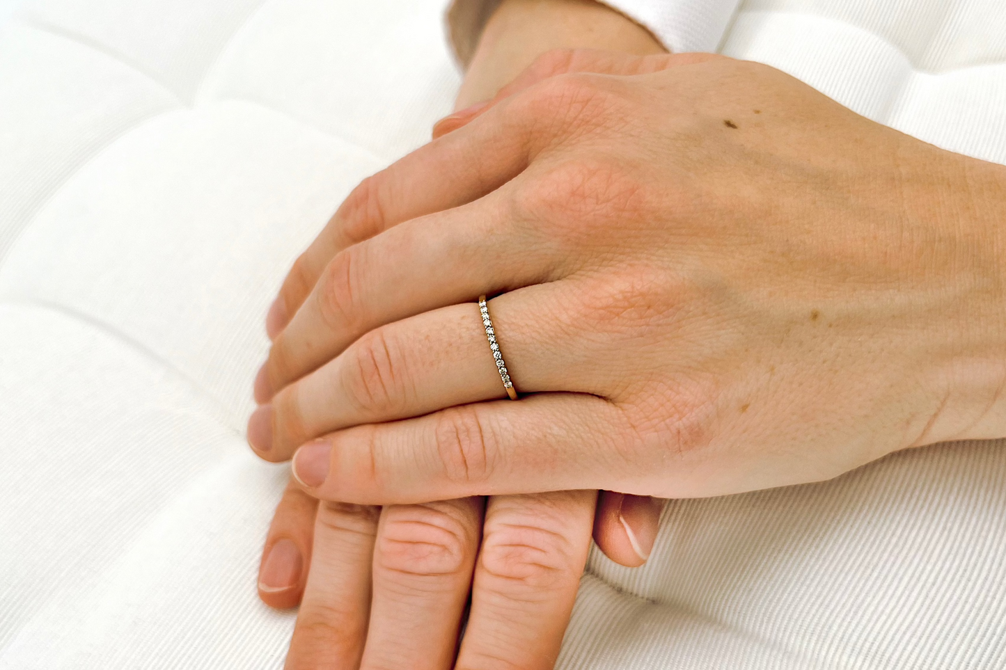 Vorsteckring aus Rotgold der Marke DAMANDIA mit 0,1ct Diamanten getragen an einer Frauenhand