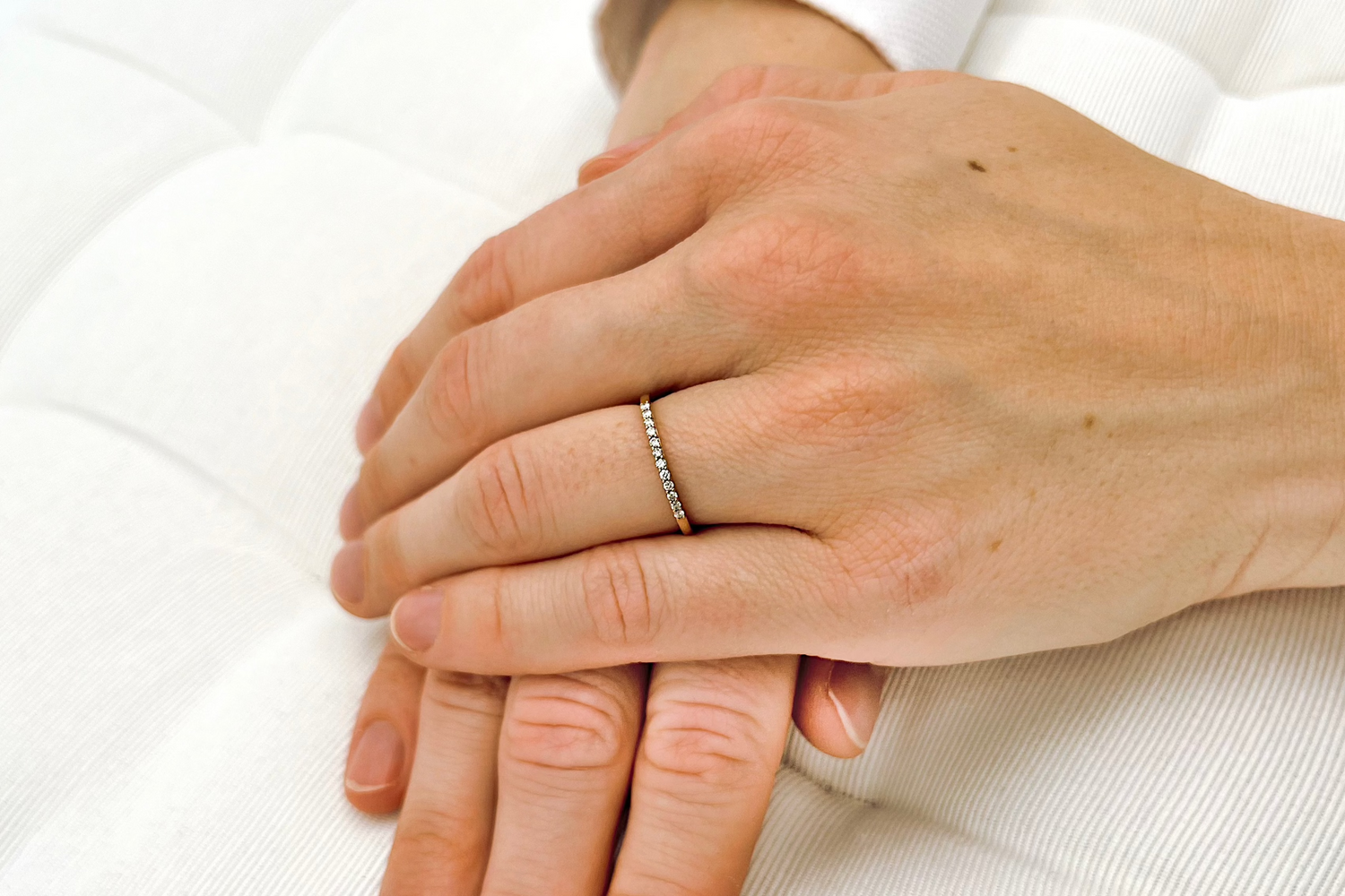 Vorsteckring aus Rotgold der Marke DAMANDIA mit 0,1ct Diamanten getragen an einer Frauenhand