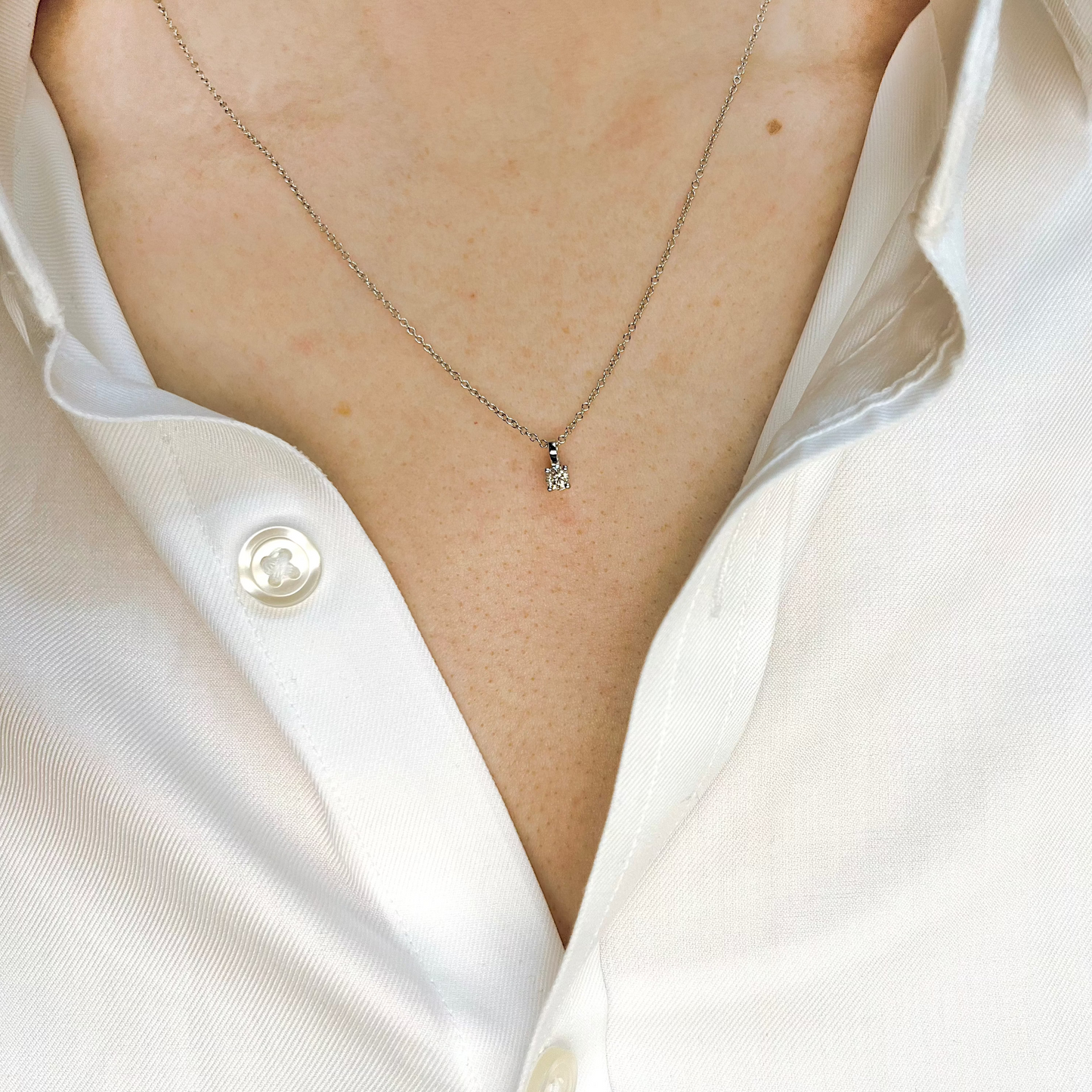 Solitär Diamantanhänger aus Weißgold getragen an Halskette mit 0,14ct