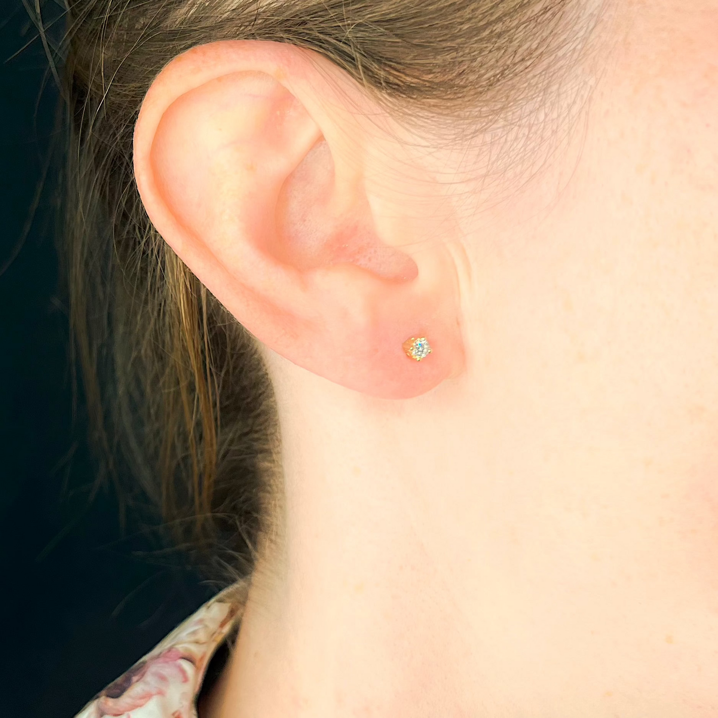 Gelbgold Diamantohrstecker mit Solitär Diamanten am Ohr getragen