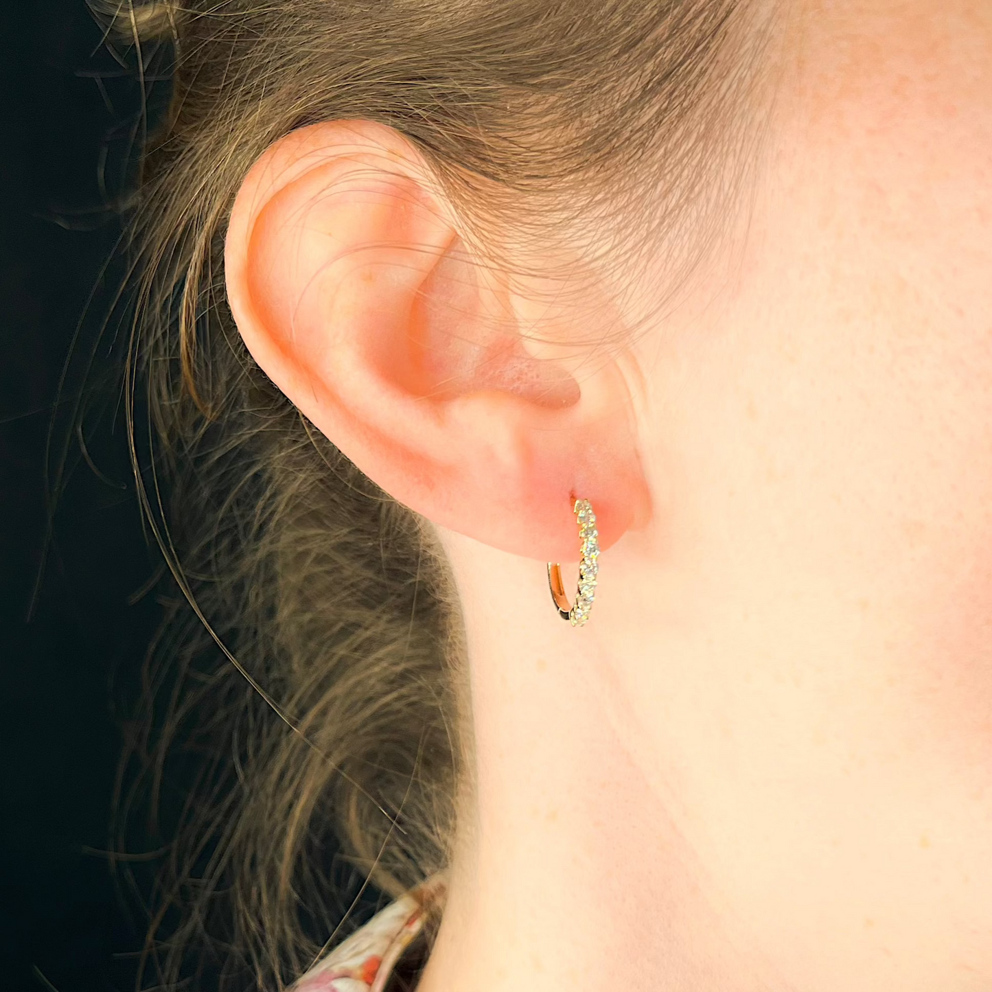 Gelbgold Creolen mit einem halben Karat Diamanten besetzt getragen am Ohr