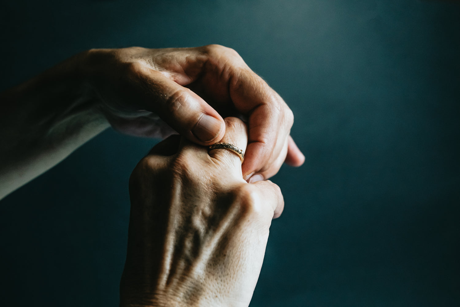 Diamantring anstecken Hand