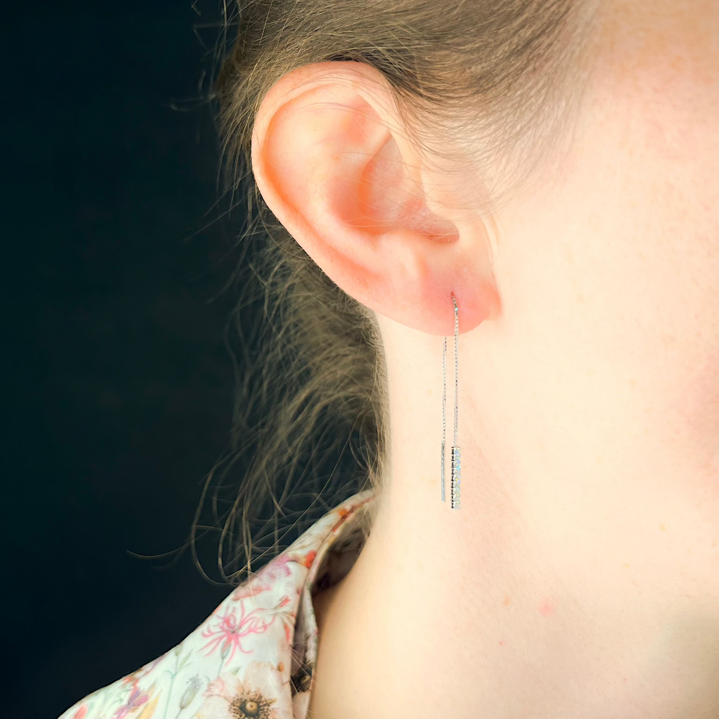 Ohrketten mit Diamanten besetzt gefertigt aus Weißgold getragen am Ohr