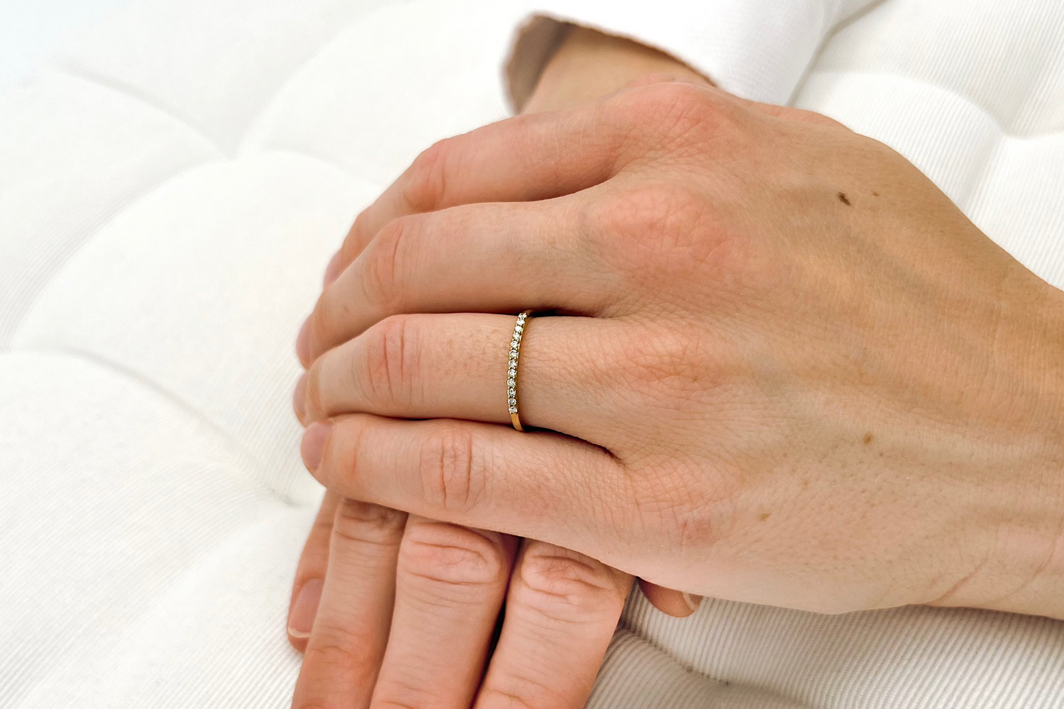 Vorsteckring besetzt mit 0,1ct Diamanten als Halb-Memory-Ring an Frauenhand getragen
