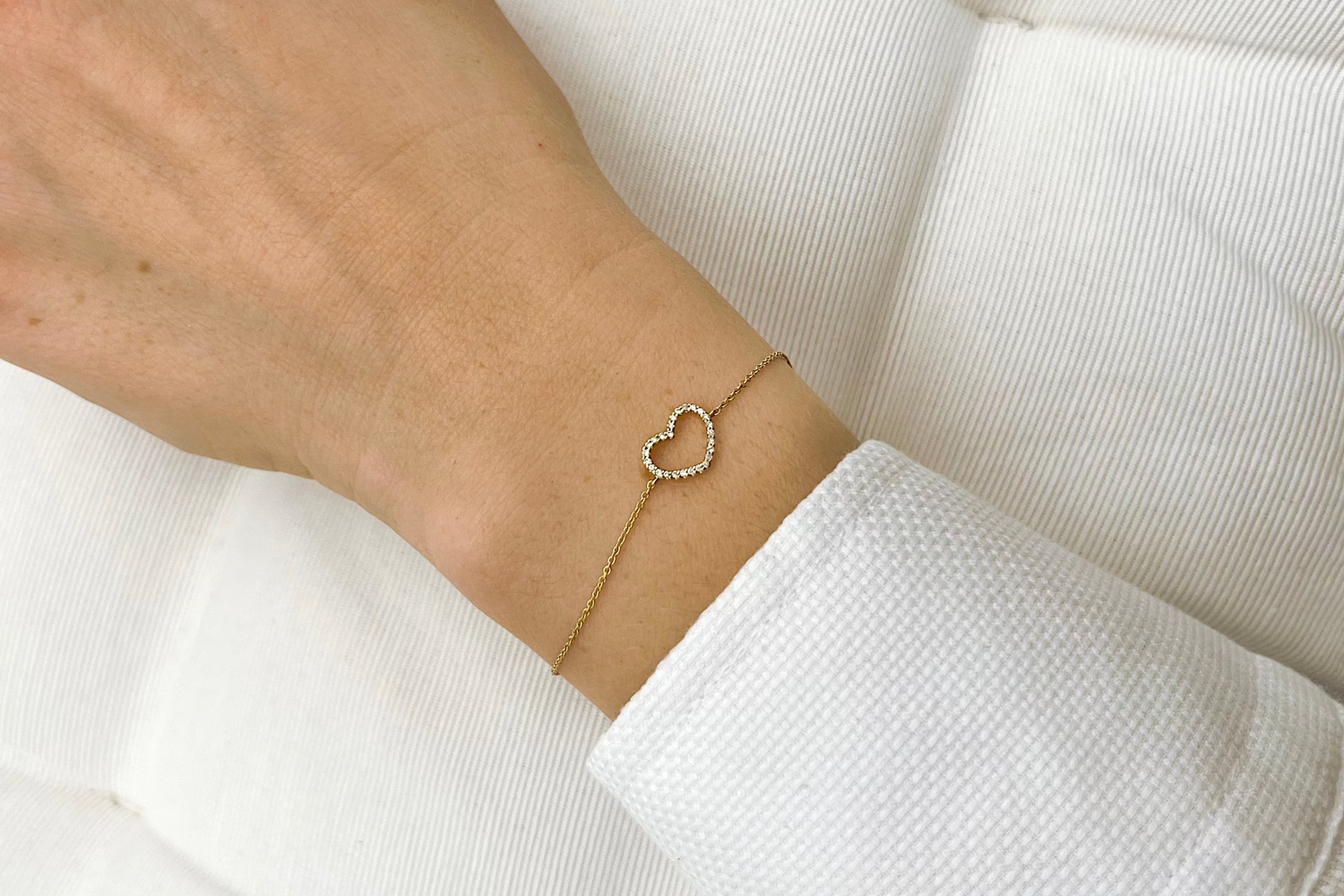 Diamantarmband aus Gelbgold mit Herz aus Diamanten am Arm getragen