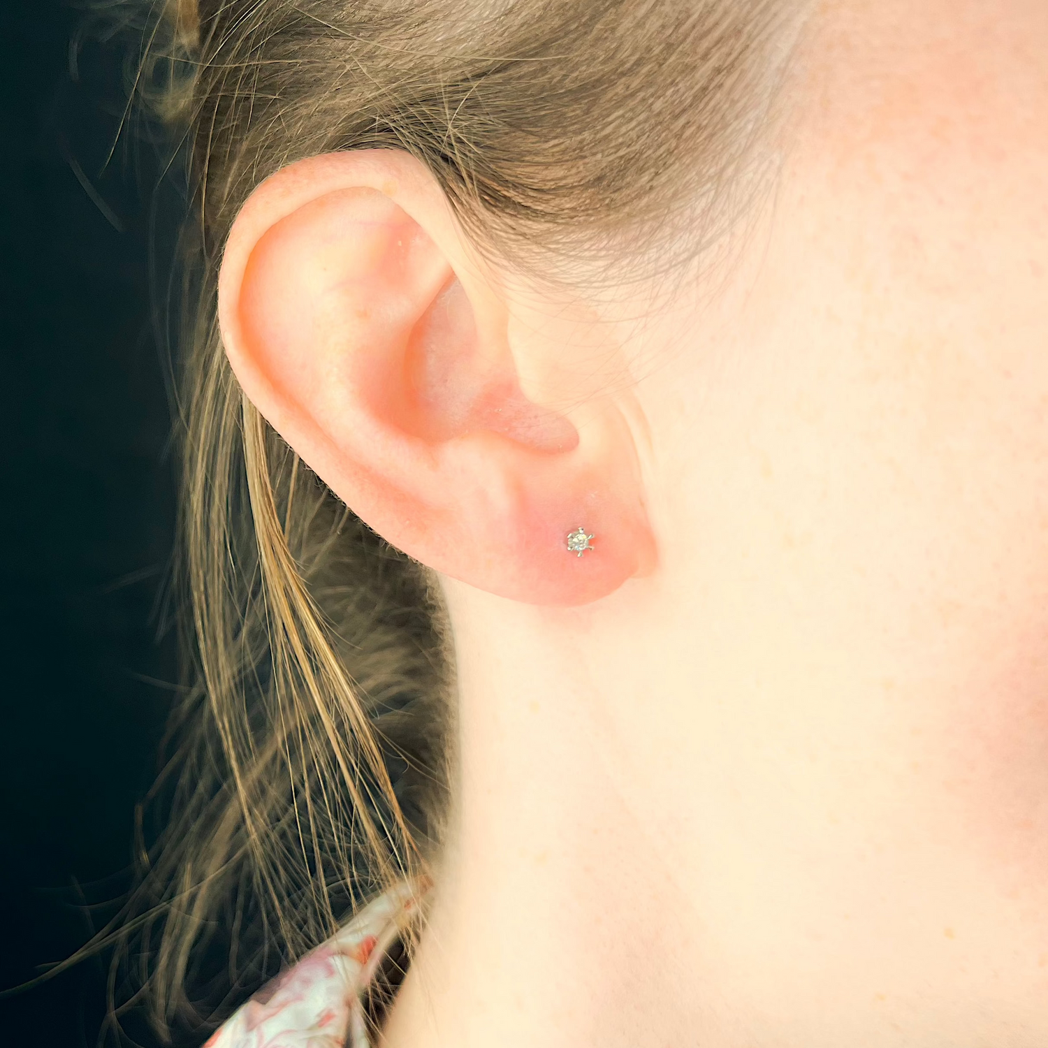 Kleine Diamantohrstecker aus Weißgold getragen am Ohr