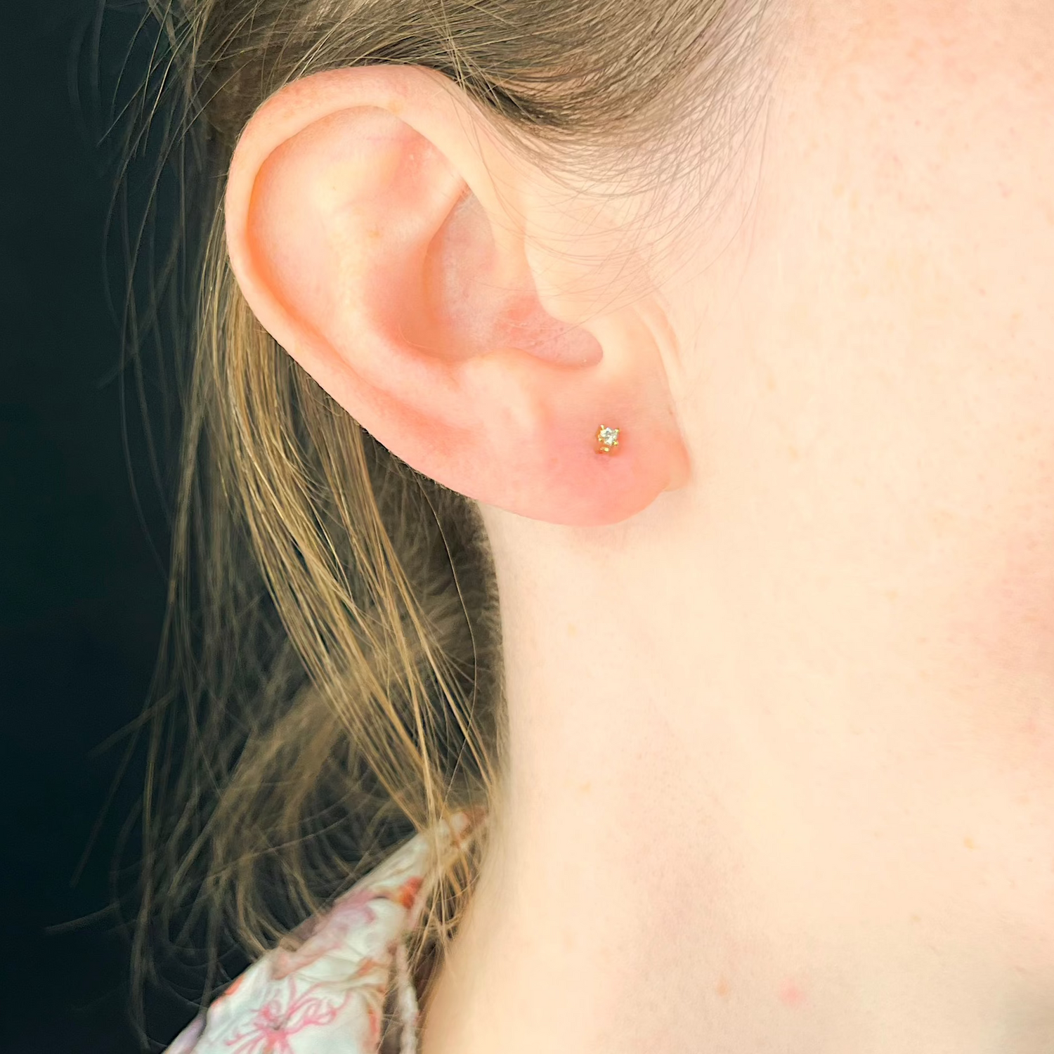 Kleine Diamantohrstecker aus Gelbgold mit Solitärdiamant in Krappenfassung getragen am Ohr